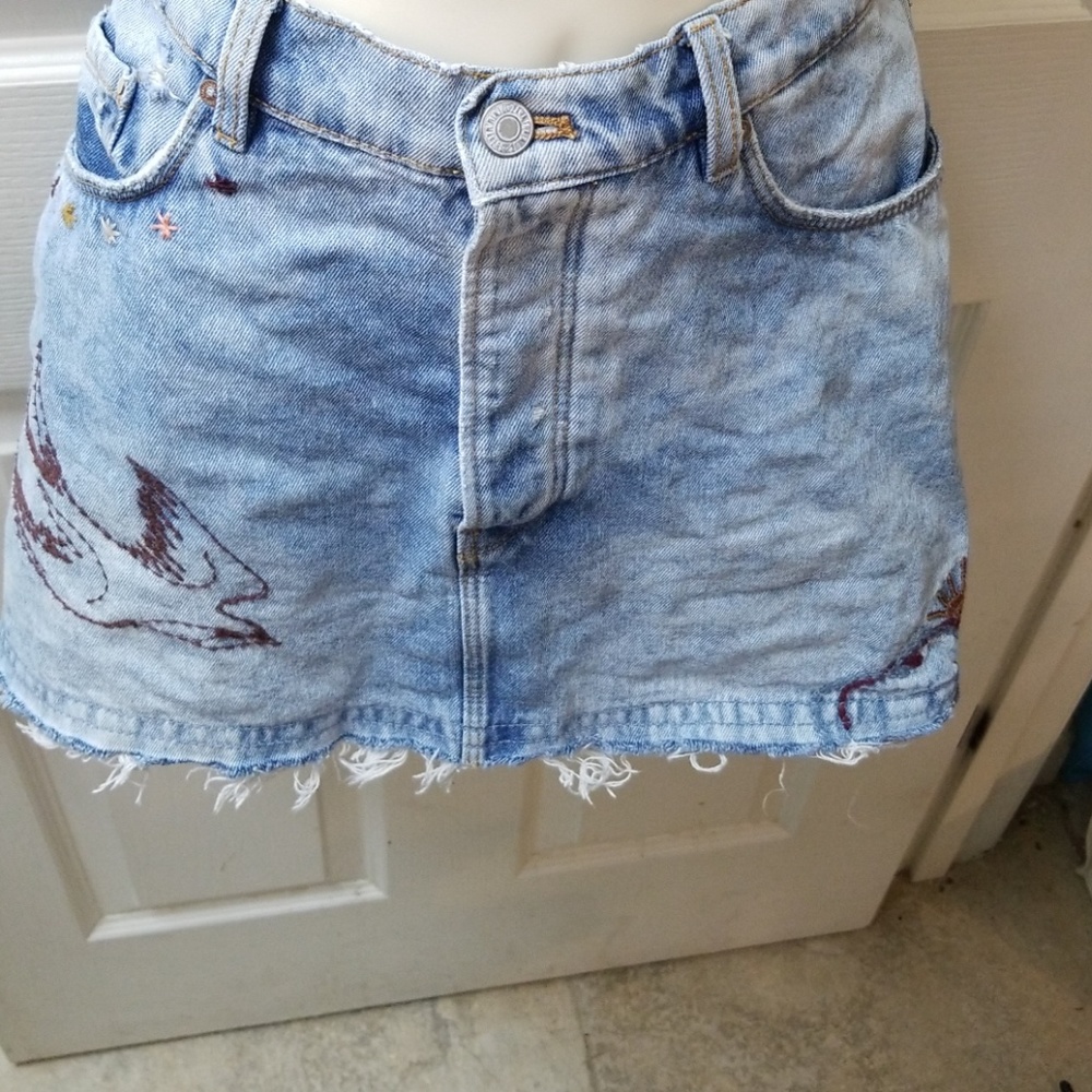 Distressed denim skirt with embroidery Embellish